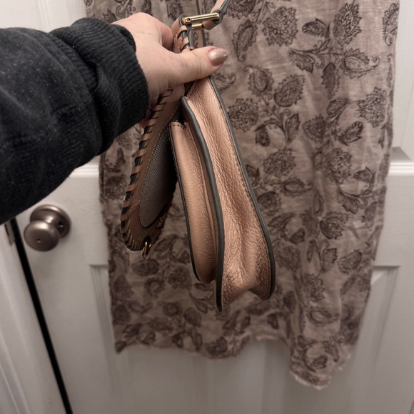 Women Vince Camuto Elegant Tan Leather Shoulder Bag - Picture 4 of 10